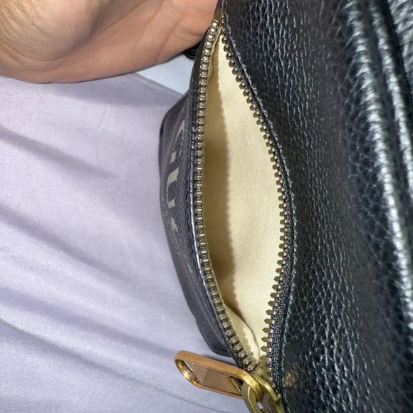 Gucci Vintage Logo Black Pebbled Leather Crossbody Bag